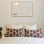 The Chelsea Square Crib - Bright 1Bdr Flat