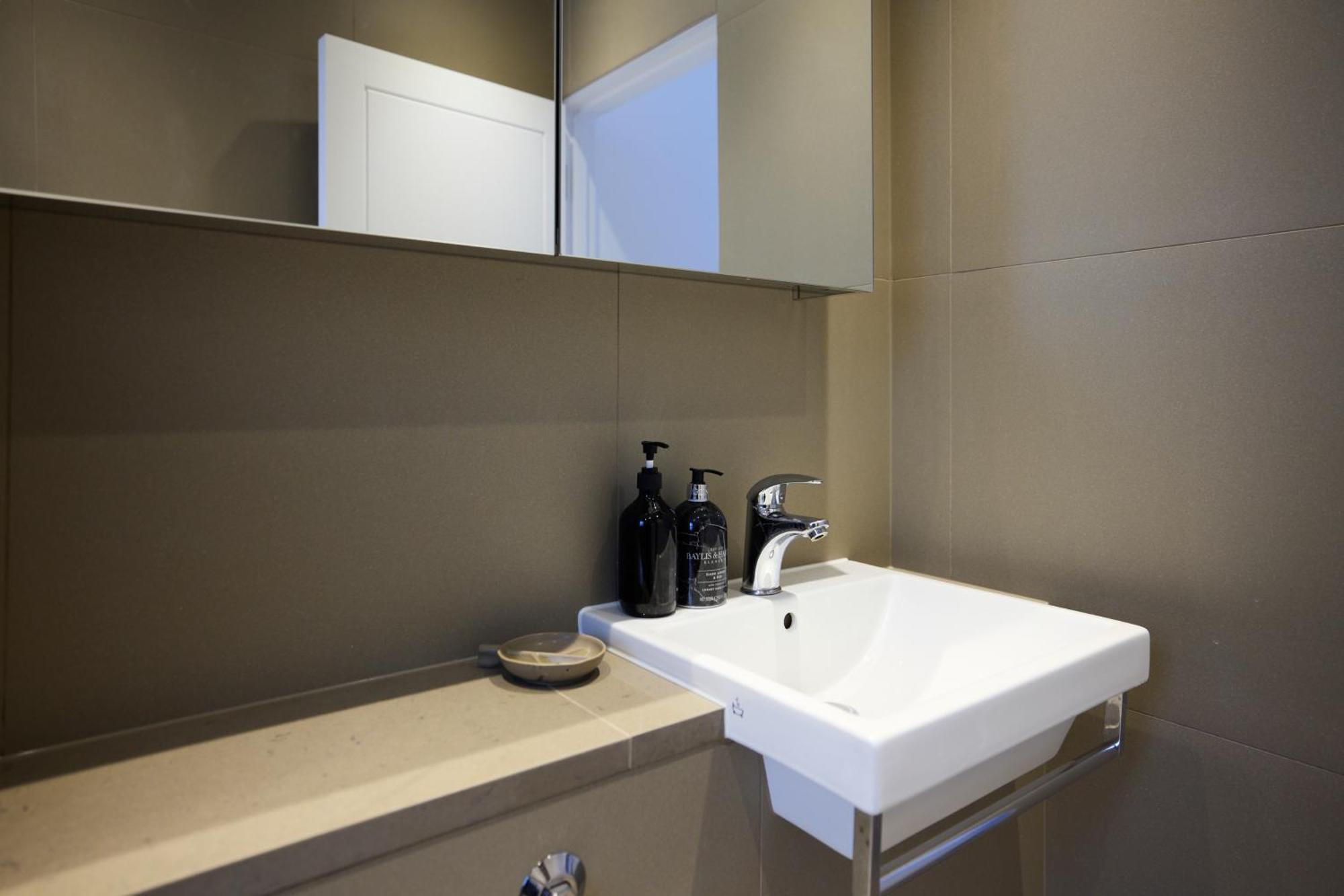 The Chelsea Square Crib - Bright 1bdr Flat * Londra
