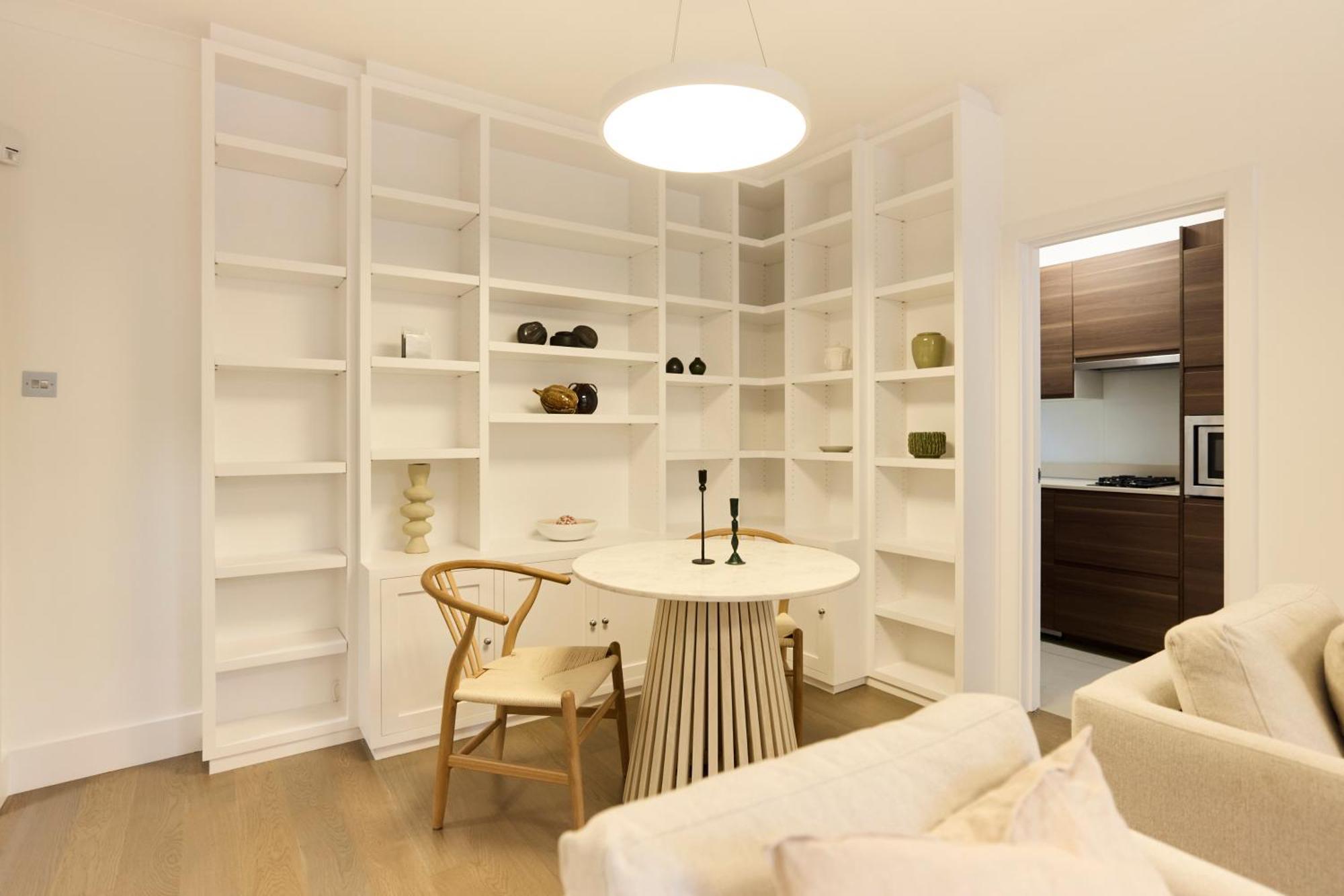 The Chelsea Square Crib - Bright 1bdr Flat * Londra