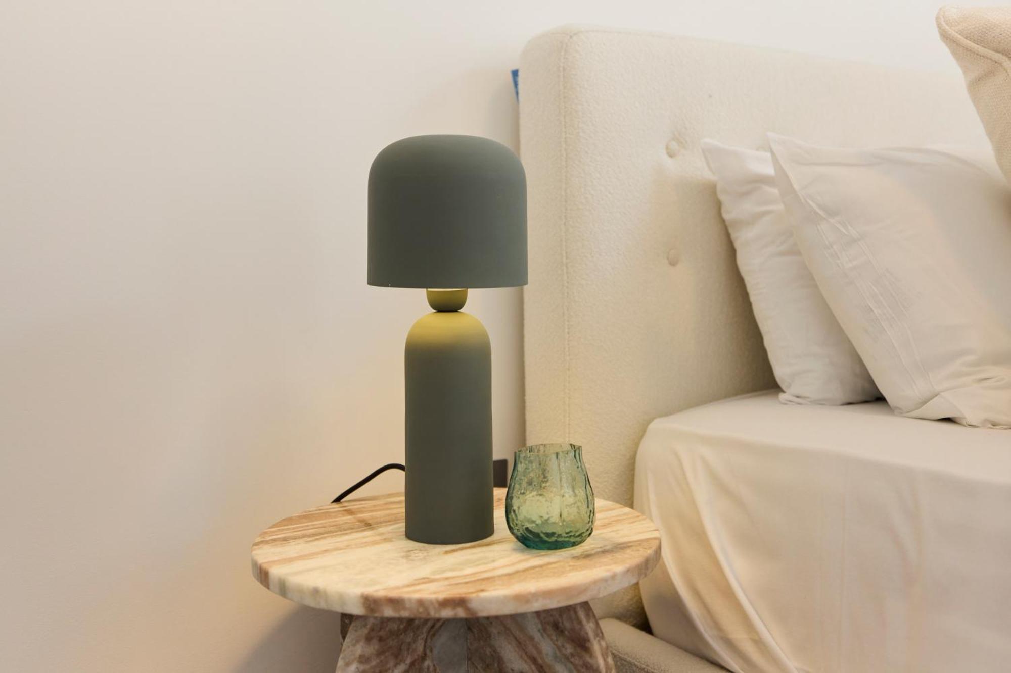 The Chelsea Square Crib - Bright 1bdr Flat * Londra